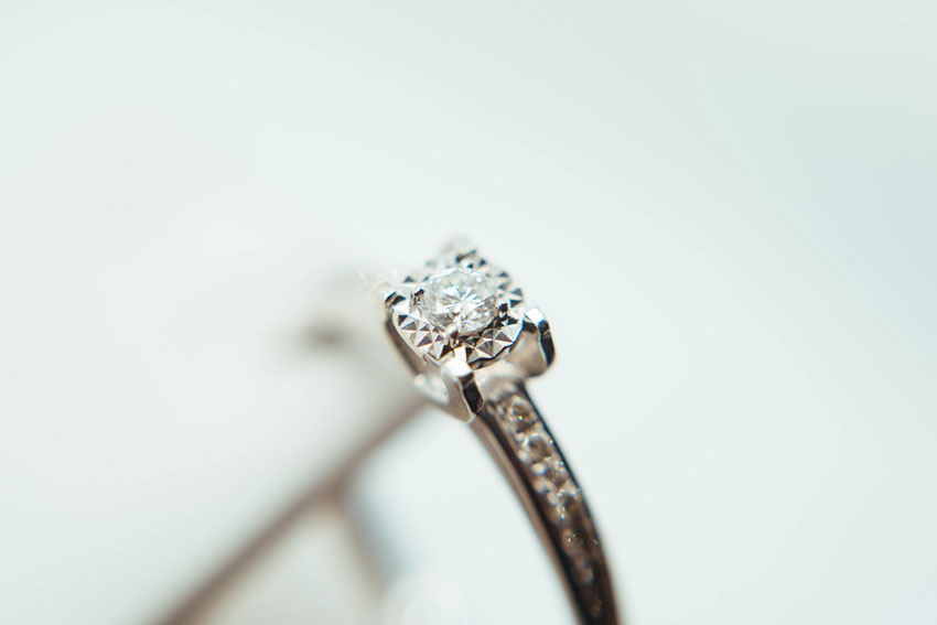 selective focus of single gem diamond ring
